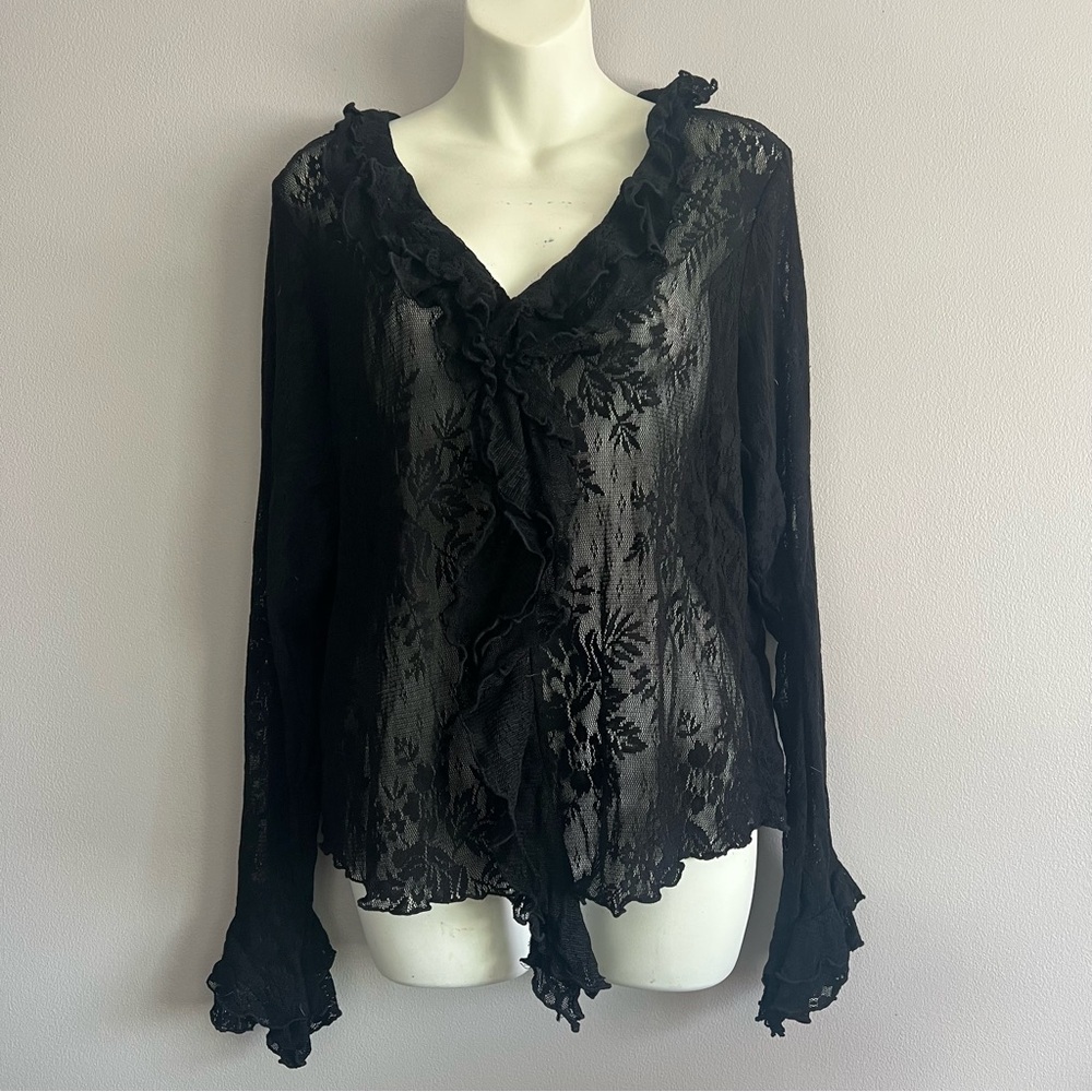 RUFFLED LACE TOP